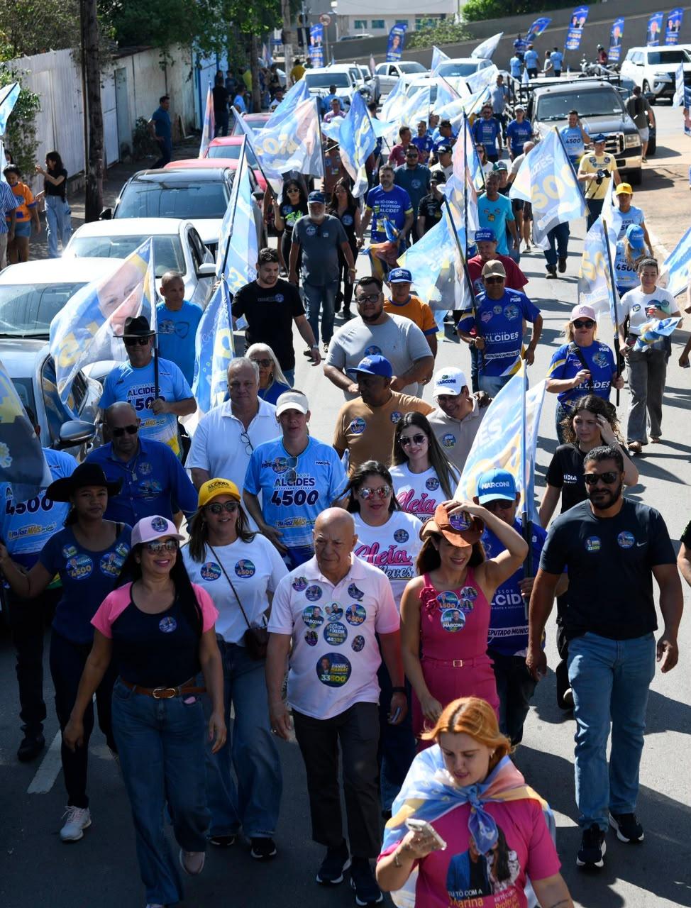 Professor Alcides reúne centenas de apoiadores em caminhada  pelas ruas do Centro de Aparecida