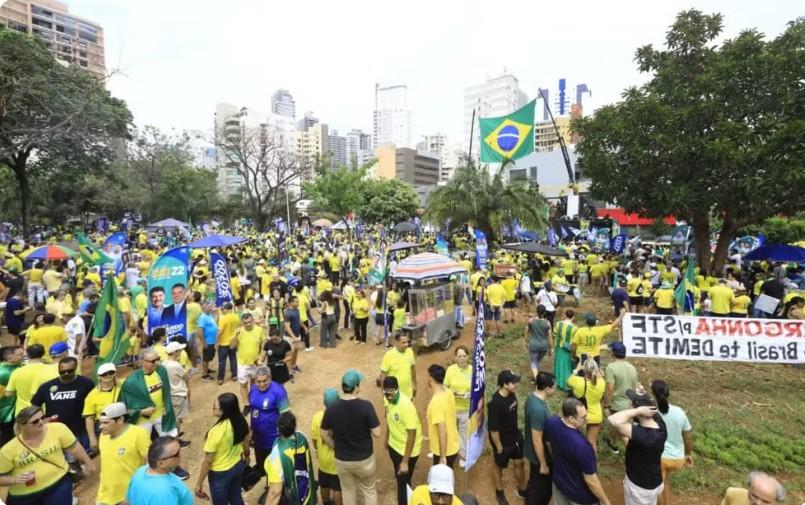 Protesto contra Alexandre de Moraes reúne manifestantes na Praça Tamandaré, em Goiânia