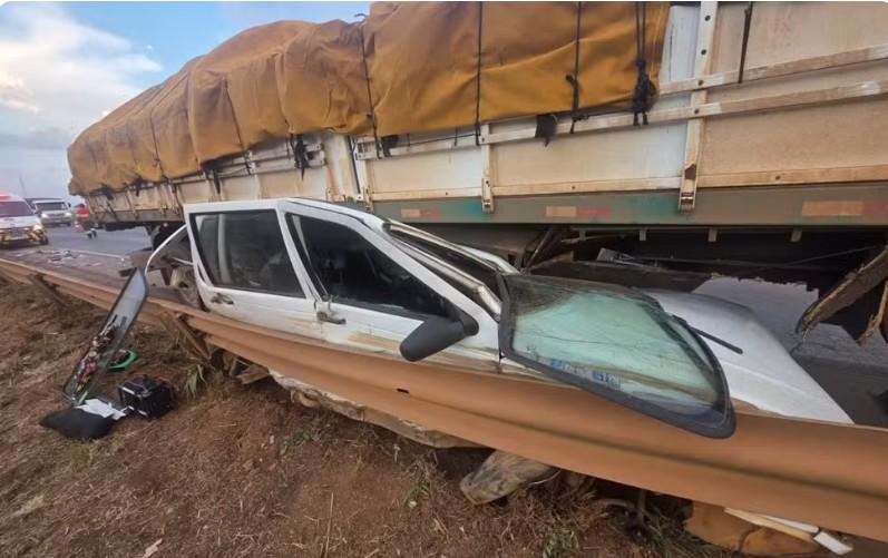 Uno fica destruído após ser prensado por caminhão em Anápolis; ocupantes saem ilesos