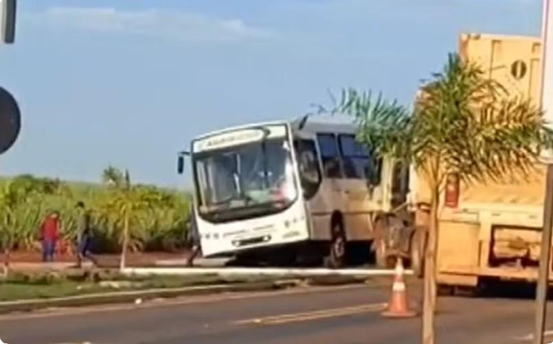 Acidente entre ônibus e caminhão deixa sete pessoas feridas em Nova Glória