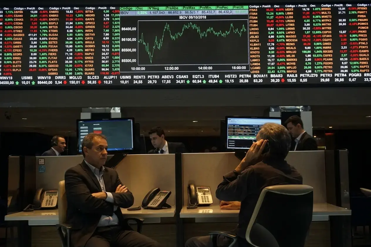 Bolsa aciona circuit breaker após vitória de Lula; dólar dispara mais de 12% e juros futuros sobem
