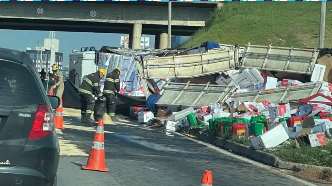 Carreta carregada com óleo tomba na GO-020 e provoca congestionamento no sentido Goiânia