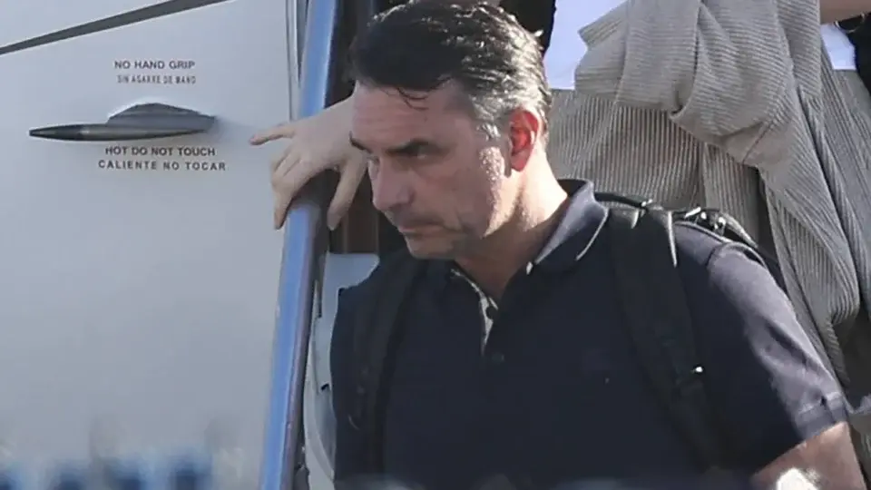 Flávio Bolsonaro enfrenta isolamento após divulgar carta com acusações de fraude e viajar para os EUA
