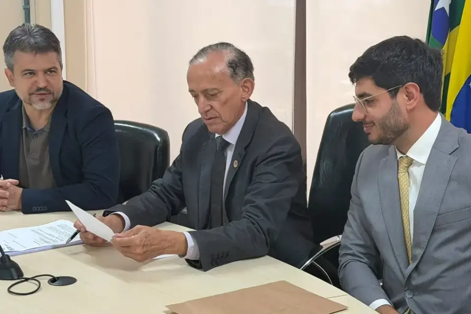 Michel Magul toma posse como vereador de Goiânia após cassação de Aava Santiago