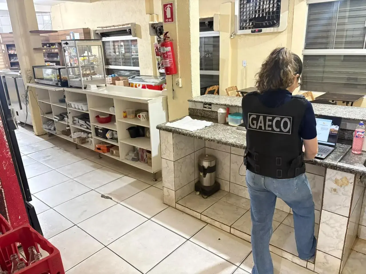 Operação investiga empresas por fraude em licitações e fornecimento de alimentos impróprios a escolas de Goiânia