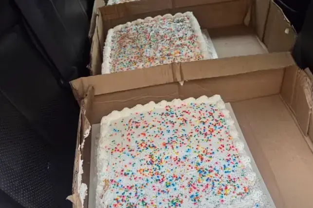 Polícia apreende bolos após suspeita de envenenamento em festa na Zona Norte do Rio