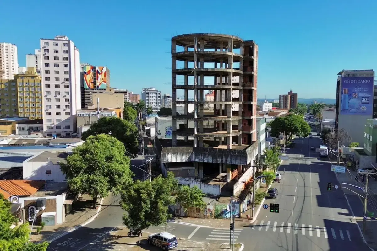 Prédio redondo abandonado há 30 anos em Goiânia deve virar apartamentos para aluguel por temporada