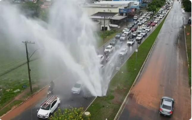 Rompimento de adutora provoca jato de água e congestionamento de 3 km na Avenida Leste Oeste, em Goiânia