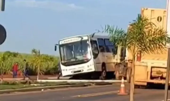 Acidente entre ônibus e caminhão deixa sete pessoas feridas em Nova Glória