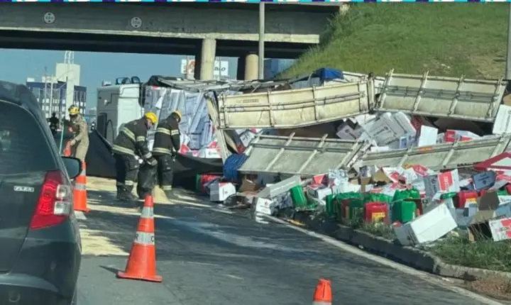 Carreta carregada com óleo tomba na GO-020 e provoca congestionamento no sentido Goiânia