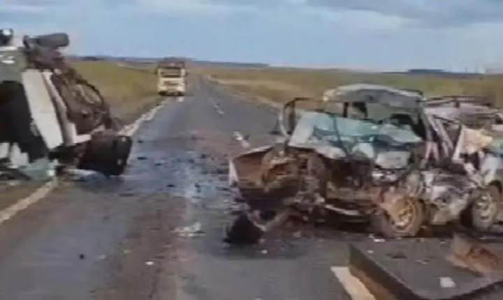 Colisão entre van da Saúde e carro de passeio deixa três mortos na GO-230, em Goiás