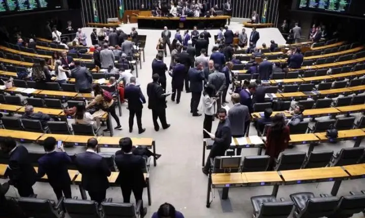 Deputados de Goiás votam a favor do fim da escala 6x1 na Câmara
