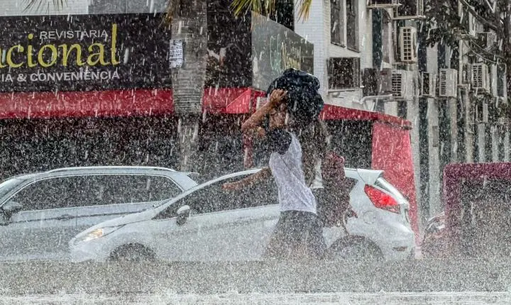 DF e 10 estados têm alerta laranja de chuva neste sábado