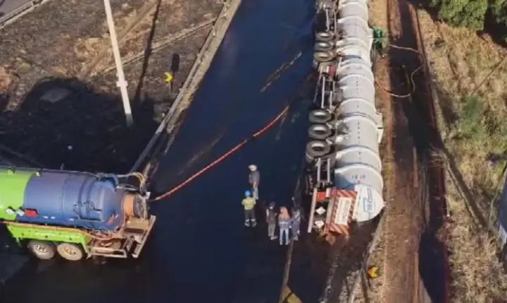 GO-403 segue interditada após caminhão com biodiesel tombar e contaminar Rio Meia Ponte
