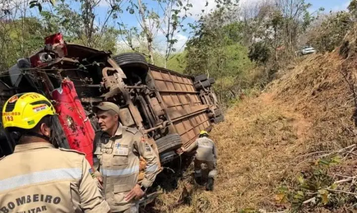 Ônibus cai em ribanceira após acidente com caminhão na GO-060, em Iporá