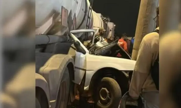 Polícia aponta que carro atingido por caminhão estava em ponto cego antes de acidente fatal