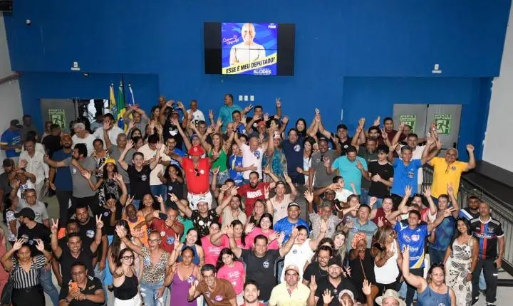 Professor Alcides lota auditório da UNIFAN em reunião com lideranças na reta final