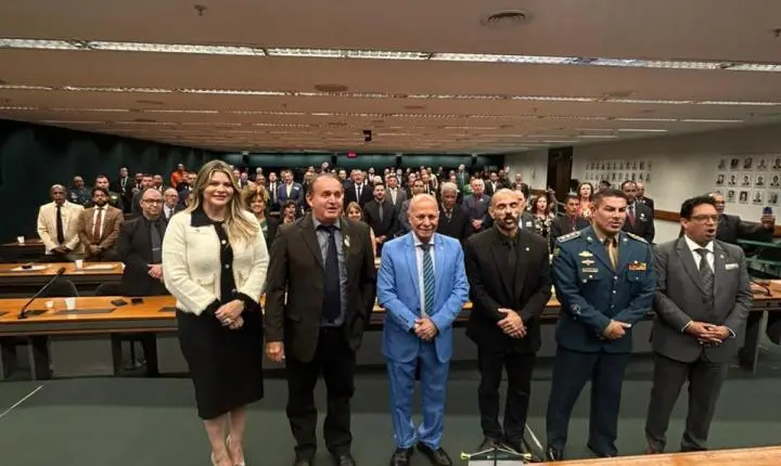 Professor Alcides lota plenário da Câmara em homenagem a veteranos das forças de segurança de Goiás e do Brasil