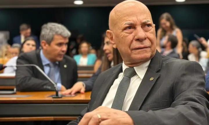 Professor Alcides relata projeto que amplia acesso de idosos ao ensino superior