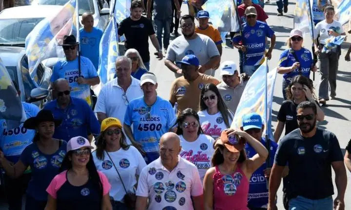 Professor Alcides reúne centenas de apoiadores em caminhada  pelas ruas do Centro de Aparecida