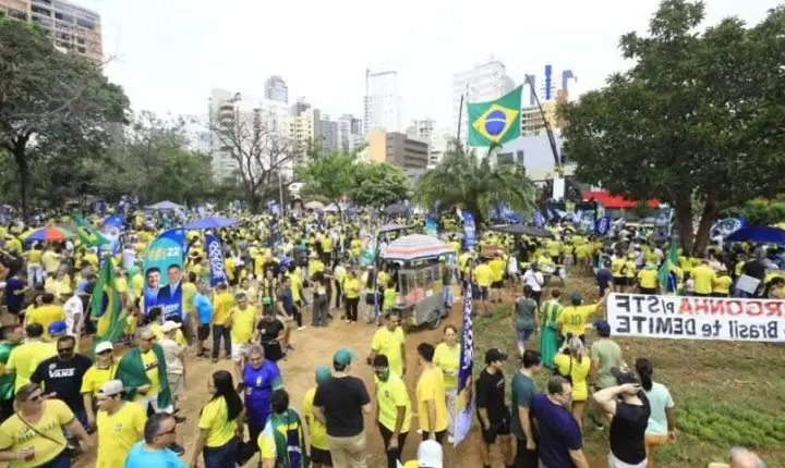 Protesto contra Alexandre de Moraes reúne manifestantes na Praça Tamandaré, em Goiânia