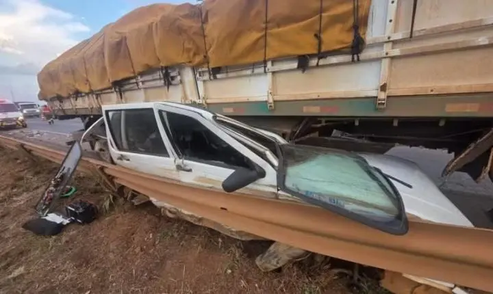 Uno fica destruído após ser prensado por caminhão em Anápolis; ocupantes saem ilesos
