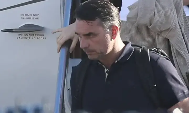 Flávio Bolsonaro enfrenta isolamento após divulgar carta com acusações de fraude e viajar para os EUA