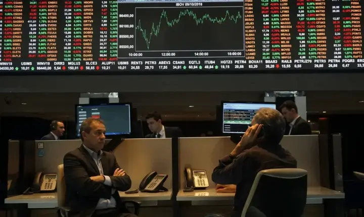 Bolsa aciona circuit breaker após vitória de Lula; dólar dispara mais de 12% e juros futuros sobem
