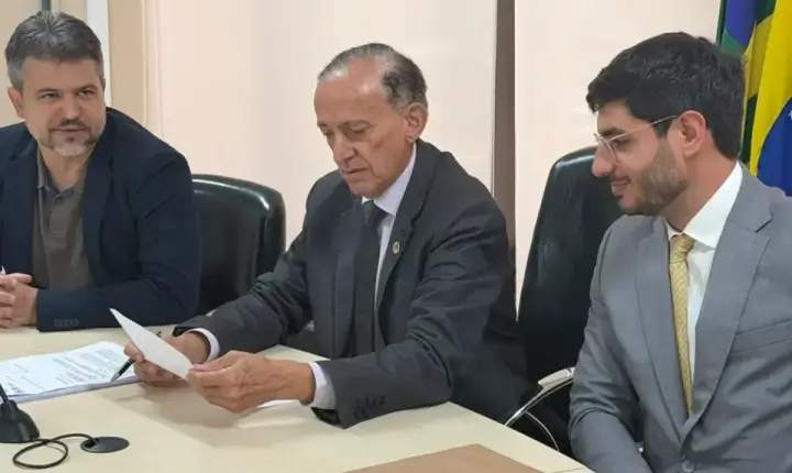 Michel Magul toma posse como vereador de Goiânia após cassação de Aava Santiago